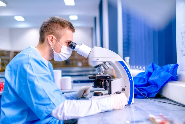 Analisti di laboratorio delle industrie biotecnologiche